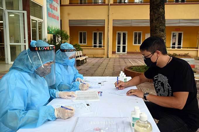 Người dân khai báo y tế tại điểm lấy mẫu xét nghiệm PCR ở Trường THCS Nguyễn Trãi, Ba Đình, Hà Nội. (Ảnh: Báo Nhân Dân). Người dân khai báo y tế tại điểm lấy mẫu xét nghiệm PCR ở Trường THCS Nguyễn Trãi, Ba Đình, Hà Nội. (Ảnh: Báo Nhân Dân).