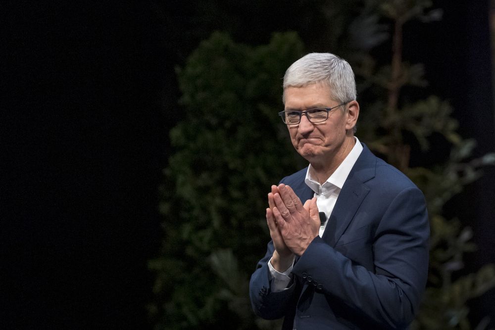 Apple tiệm cận vốn hóa 2.000 tỉ USD, CEO Tim Cook lần đầu làm tỉ phú - Ảnh 1.
