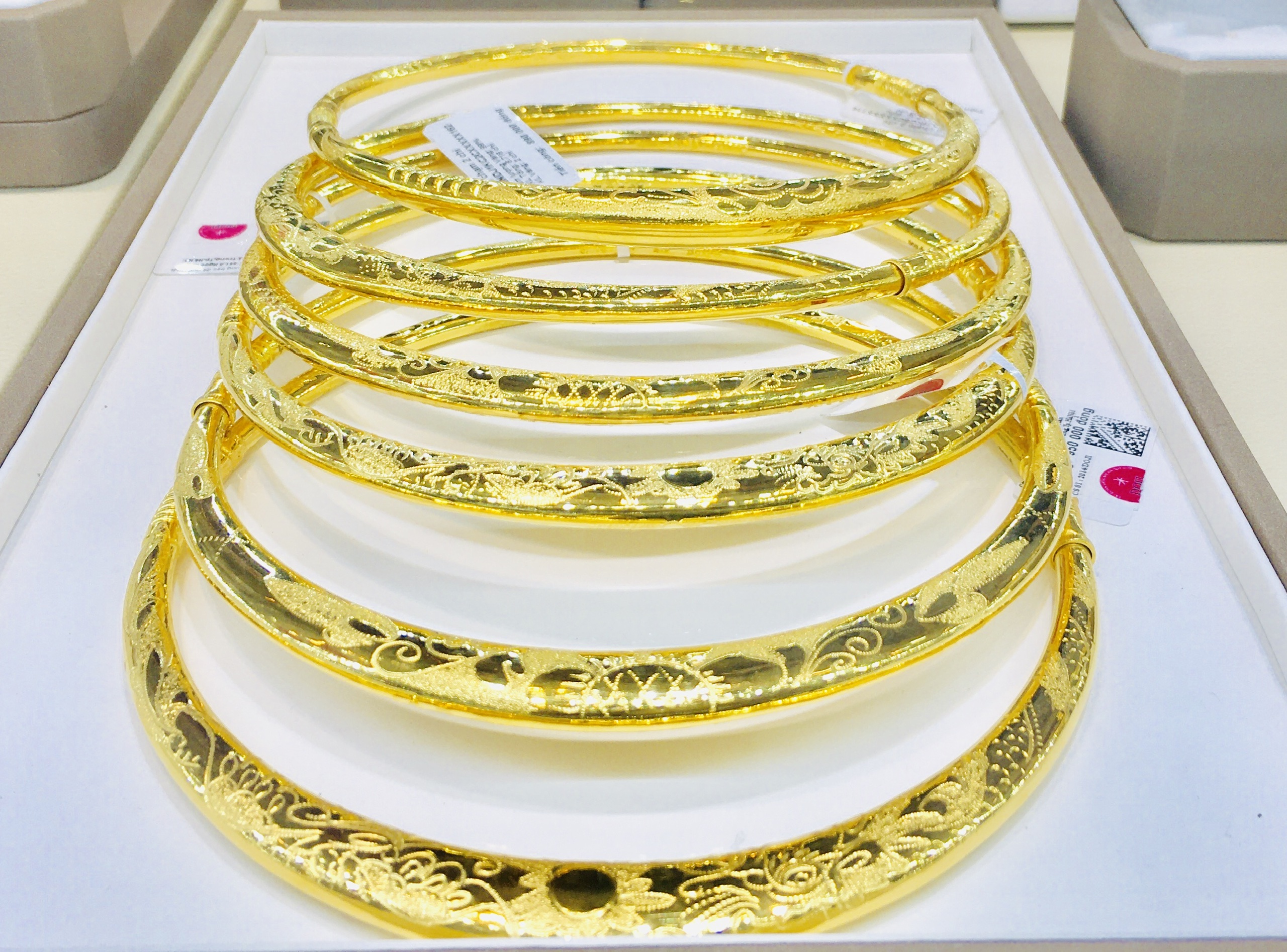 Giá vàng xuống vùng 56 triệu đồng, người mua lỗ hơn 7 triệu đồng/lượng sau 3 ngày giao dịch - Ảnh 1. Giá vàng xuống vùng 56 triệu đồng, người mua lỗ hơn 7 triệu đồng/lượng sau 3 ngày giao dịch - Ảnh 1.