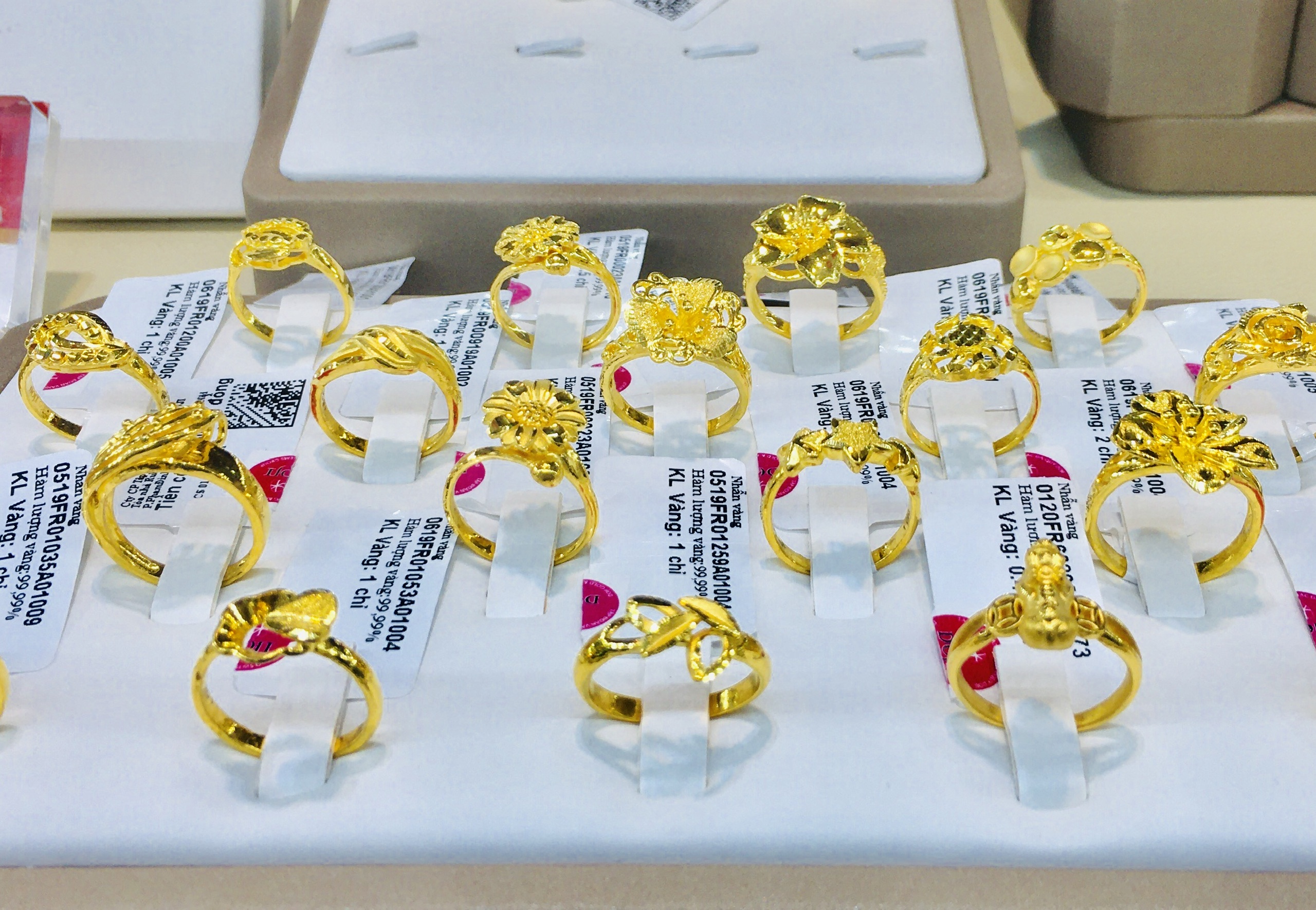 Giá vàng tụt dốc không phanh, về mức 55 triệu đồng/lượng - Ảnh 1. Giá vàng tụt dốc không phanh, về mức 55 triệu đồng/lượng - Ảnh 1.