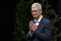 CEO Tim Cook lần đầu làm tỉ phú khi Apple tiệm cận vốn hóa 2.000 tỉ USD