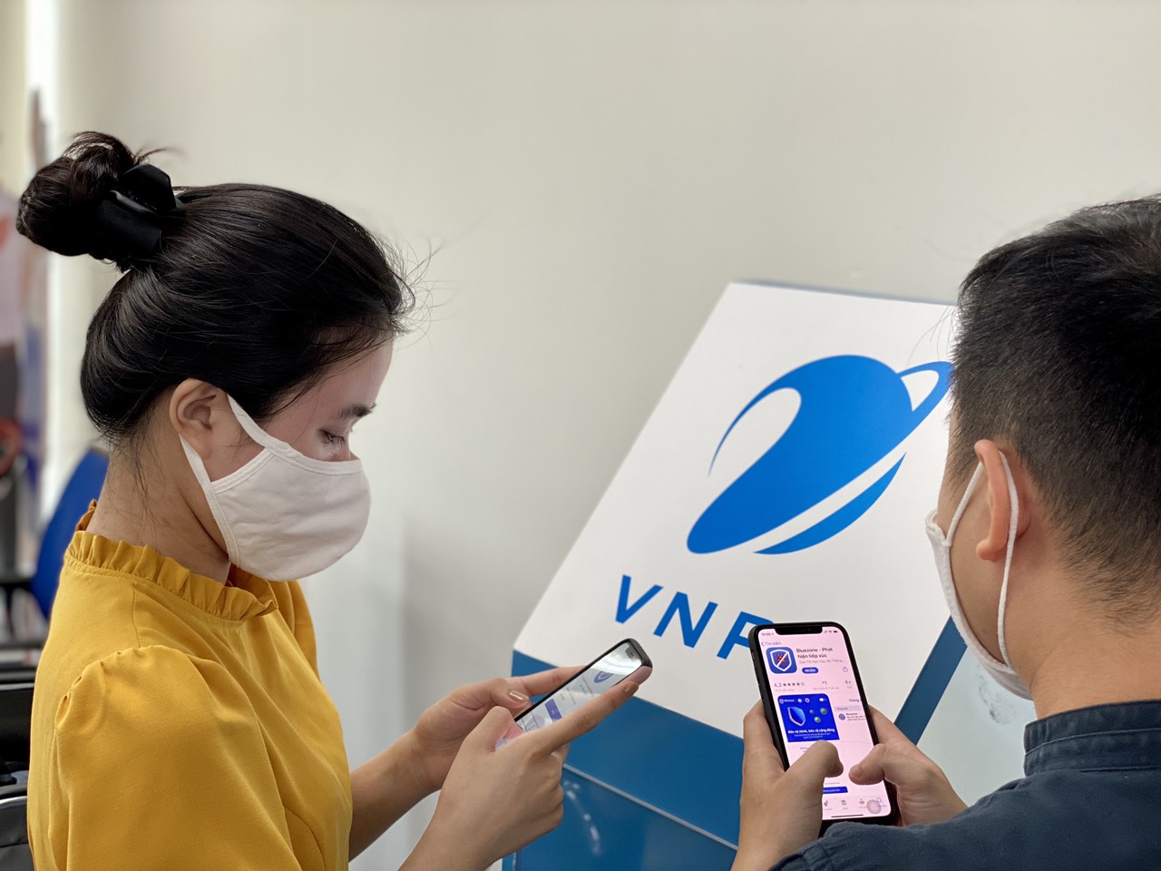 Nhà mạng tặng cước data cho người dùng tải Bluezone phòng chống Covid-19 - Ảnh 1.