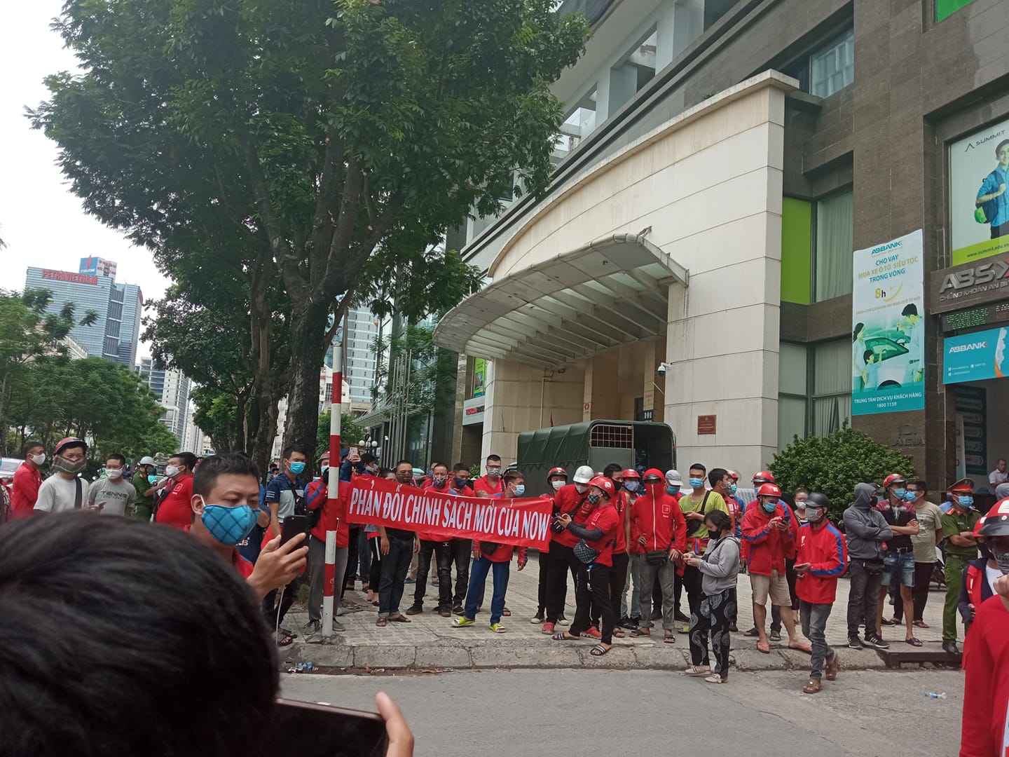 Nhiều tài xế Now tụ tập tại văn phòng Hà Nội phản đối chính sách mới của công ty - Ảnh 2. Nhiều tài xế Now tụ tập tại văn phòng Hà Nội phản đối chính sách mới của công ty - Ảnh 2.