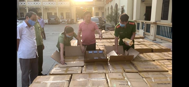 Bắt giữ vụ buôn lậu 64.000 bao thuốc lá nhãn hiệu 555 - Ảnh 1.