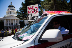 Chính quyền bang California yêu cầu đối xử với tài xế như nhân viên, Uber, Lyft dọa ngừng hoạt động