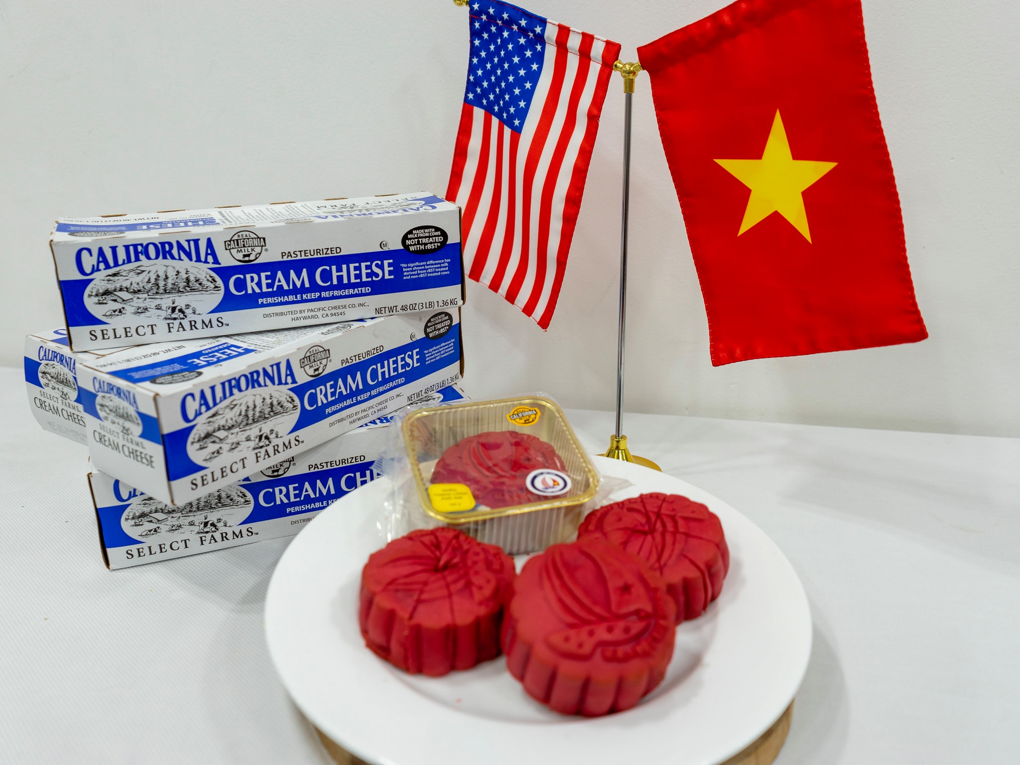 'Vua bánh mì' Kao Siêu Lực cho ra đời bánh Trung Thu thanh long, dự kiến sẽ bán vào ngày 21/8 - Ảnh 1. 'Vua bánh mì' Kao Siêu Lực cho ra đời bánh Trung Thu thanh long, dự kiến sẽ bán vào ngày 21/8 - Ảnh 1.