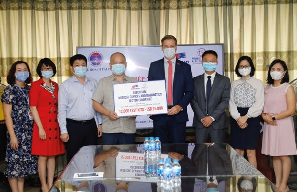 EuroCham trao 12.000 test xét nghiệm Anti-SARS-CoV-2 cho Bộ Y tế - Ảnh 1.