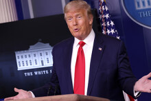 Ông Trump nỗ lực phá thế bế tắc của gói cứu trợ sau khi các nghị sĩ rời Washington
