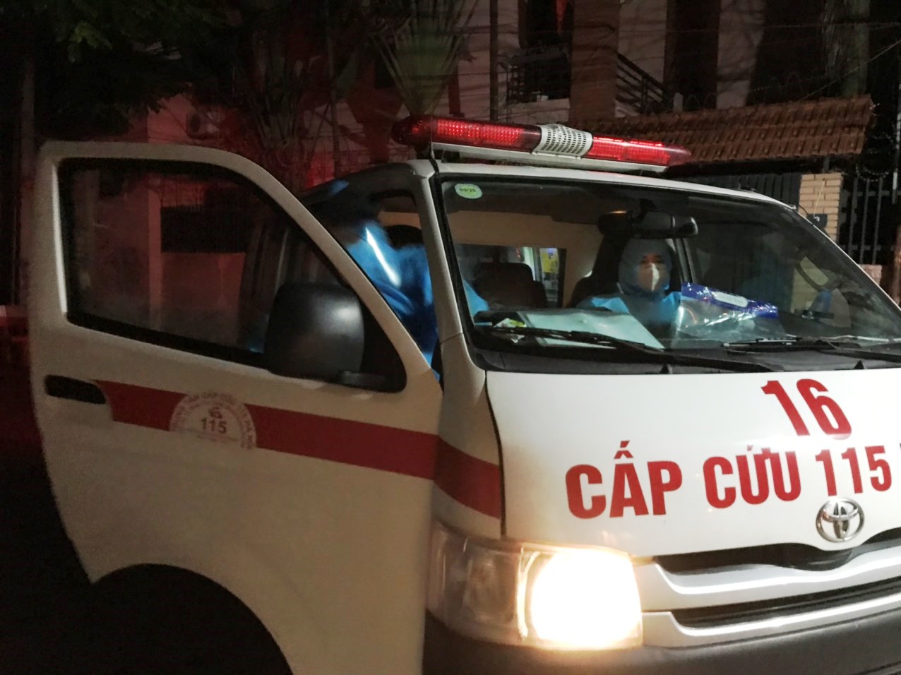 2 trường hợp có tiếp xúc với ca nghi nhiễm, đã được đưa đi cách ly tập trung. (Ảnh: Kinh tế Đô thị). 2 trường hợp có tiếp xúc với ca nghi nhiễm, đã được đưa đi cách ly tập trung. (Ảnh: Kinh tế Đô thị).