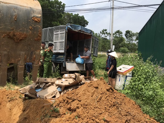 Lực lượng chức năng tiêu hủy số chân gà, chân vịt quá hạn sử dụng. (Ảnh: Cục QLTT). Lực lượng chức năng tiêu hủy số chân gà, chân vịt quá hạn sử dụng. (Ảnh: Cục QLTT).