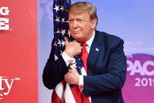 Tổng thống Donald Trump ra 'nước cờ' biến Huawei từ thù thành 'khách sộp'