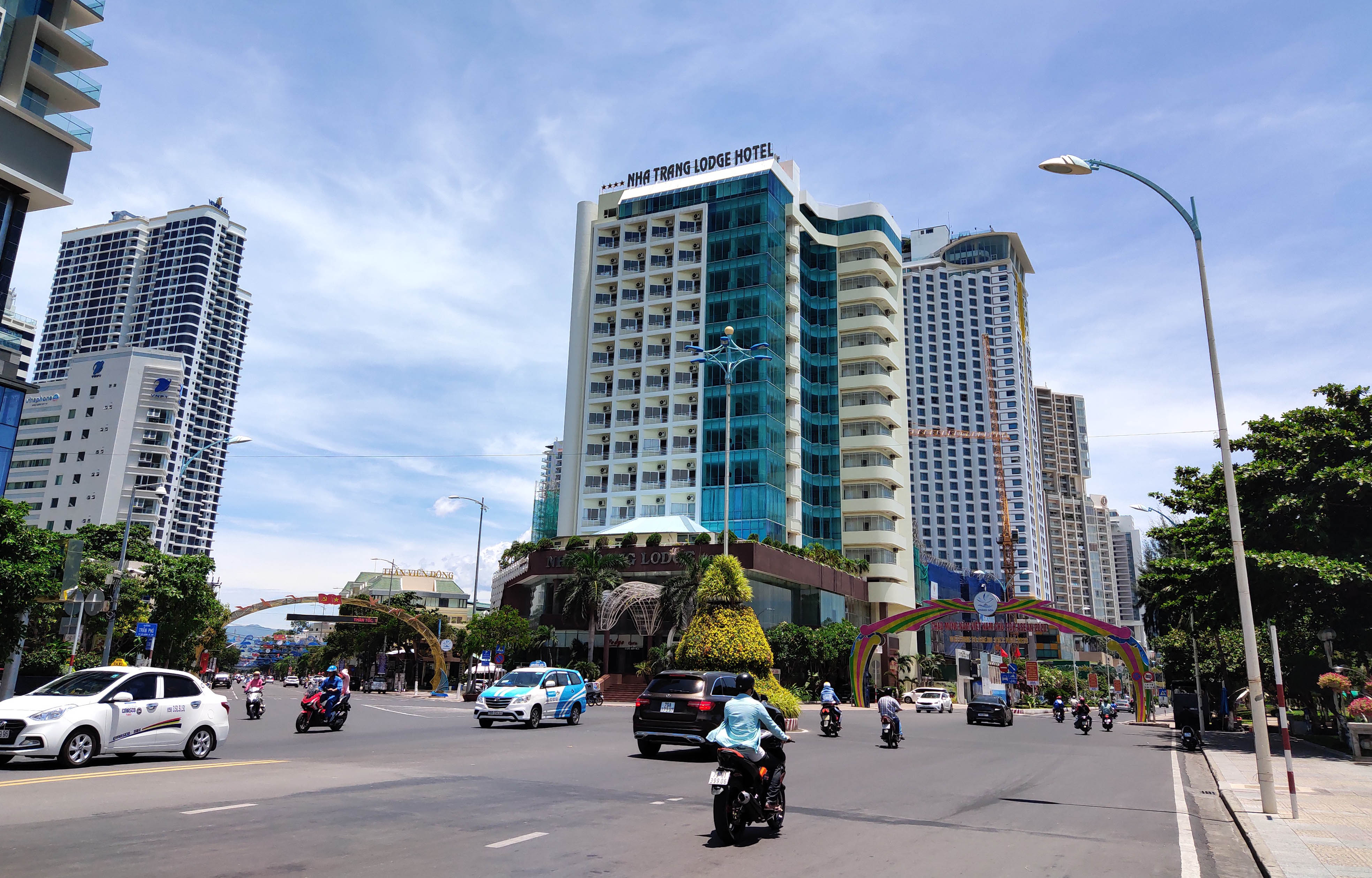 Khánh Hòa: Hàng loạt khách sạn đóng cửa lần 2 vì công suất buồng phòng chưa đến 10% - Ảnh 1.