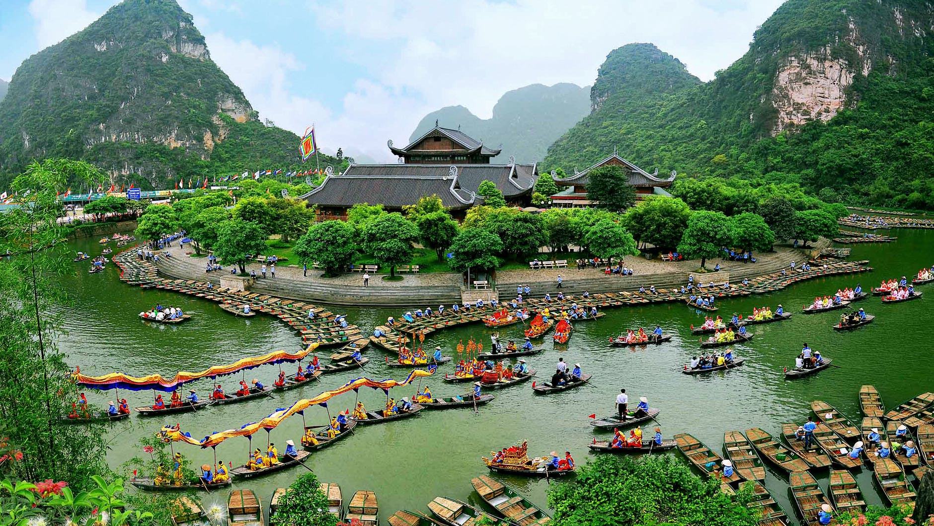 Loạt trải nghiệm khó quên tại danh thắng Tràng An, ‘Vịnh Hạ Long trên cạn’ của Ninh Bình - Ảnh 1. Loạt trải nghiệm khó quên tại danh thắng Tràng An, ‘Vịnh Hạ Long trên cạn’ của Ninh Bình - Ảnh 1.