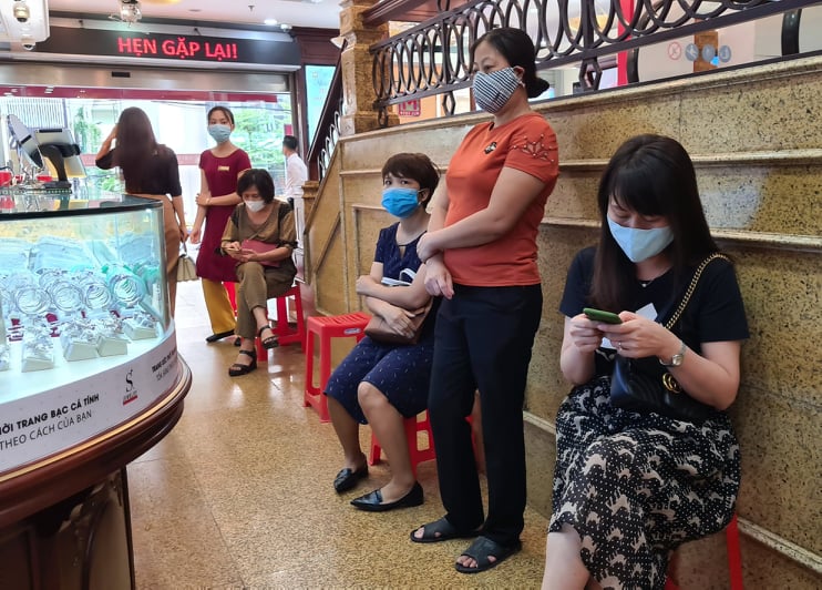 Vàng tiếp tục chạm vùng giá 58 triệu đồng/lượng, nhiều nhà đầu tư mua vào với số lượng lớn - Ảnh 2. Vàng tiếp tục chạm vùng giá 58 triệu đồng/lượng, nhiều nhà đầu tư mua vào với số lượng lớn - Ảnh 2.