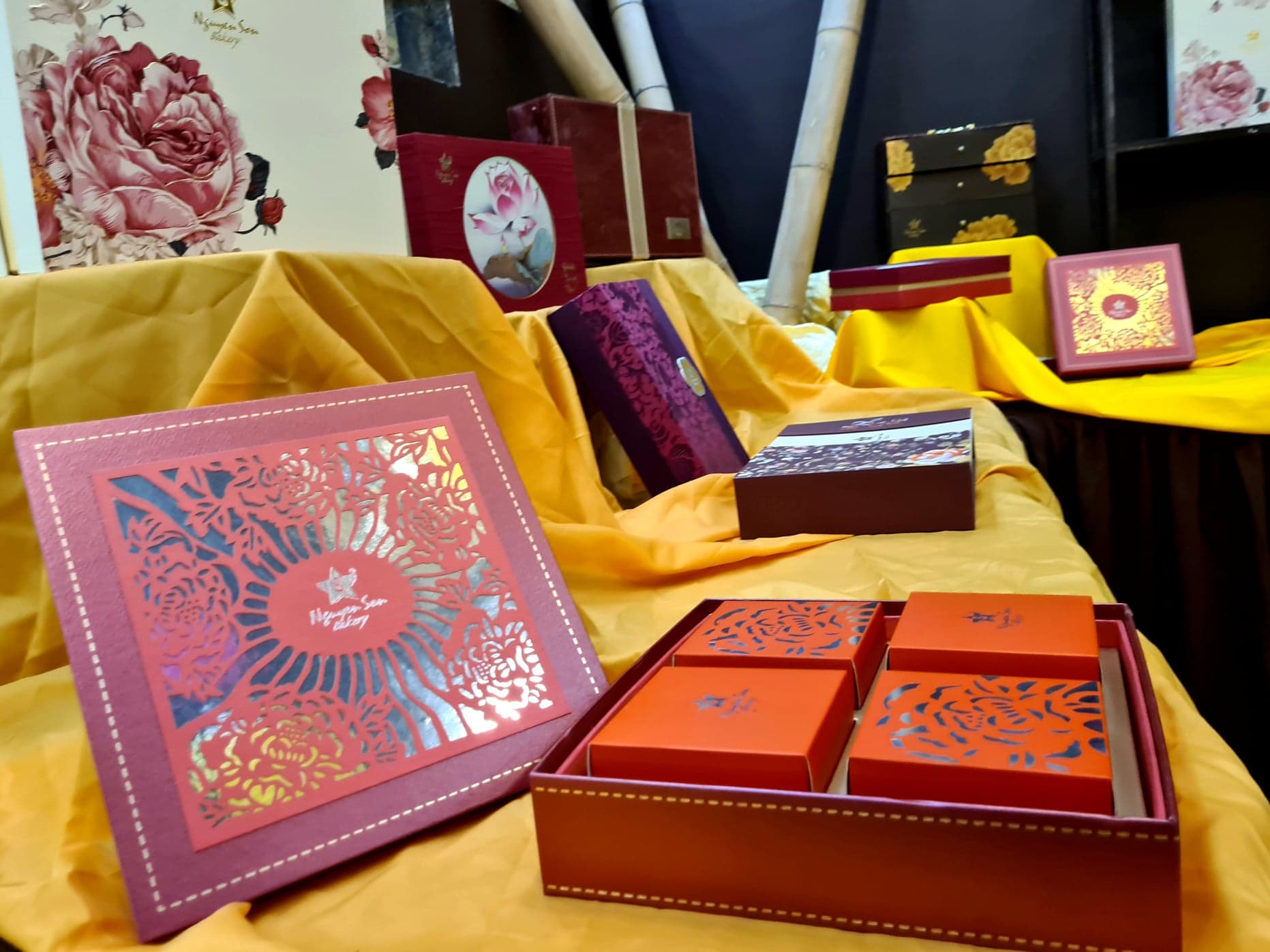 Thị trường bánh trung thu trầm lắng, người tiêu dùng ít lui tới các gian hàng trên phố - Ảnh 4. Thị trường bánh trung thu trầm lắng, người tiêu dùng ít lui tới các gian hàng trên phố - Ảnh 4.