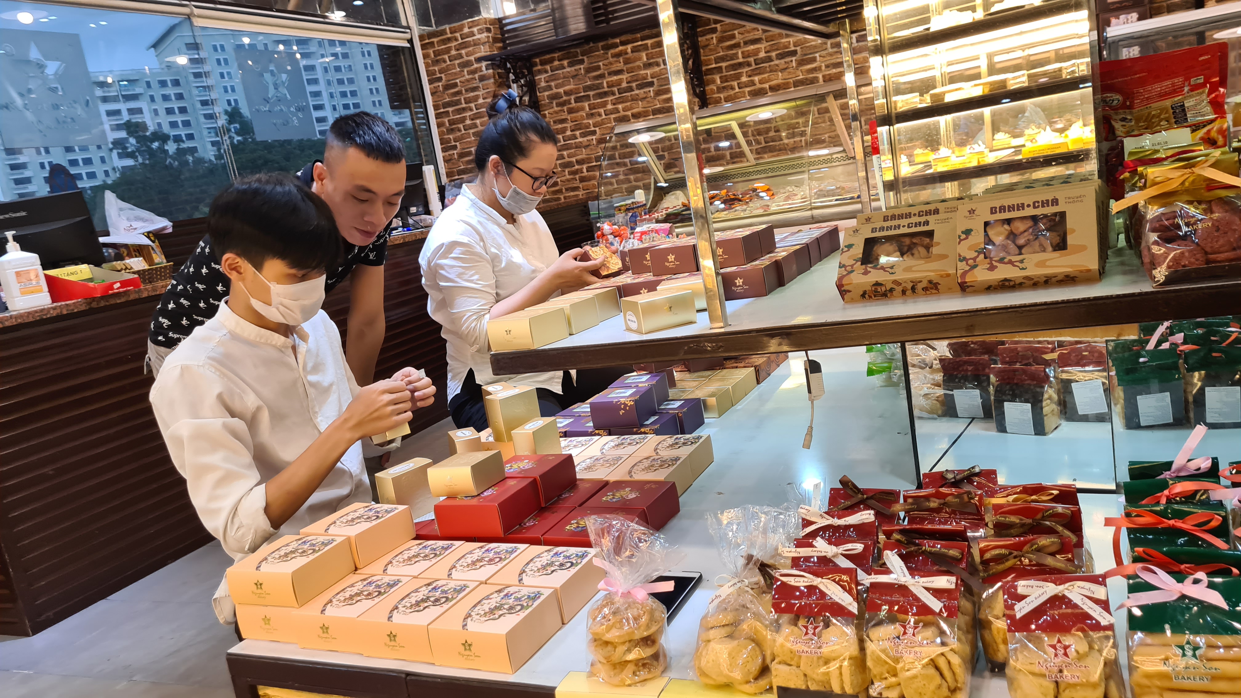 Thị trường bánh trung thu trầm lắng, người tiêu dùng ít lui tới các gian hàng trên phố - Ảnh 3. Thị trường bánh trung thu trầm lắng, người tiêu dùng ít lui tới các gian hàng trên phố - Ảnh 3.