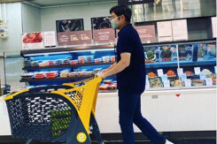 Thú vui khoe ảnh trên mạng xã hội của Phó chủ tịch khiến tập đoàn bán lẻ vạ lây
