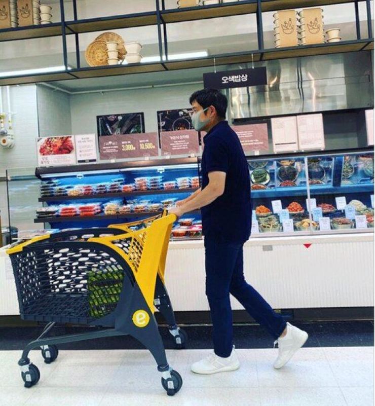 Concern grows over Chung Yong-jin's love for social media activity - Ảnh 1.