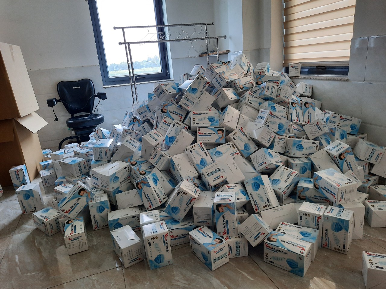 Bắt hơn 4 triệu khẩu trang và găng tay không rõ nguồn gốc tại TP HCM (Ảnh: Cục QLTT). Bắt hơn 4 triệu khẩu trang và găng tay không rõ nguồn gốc tại TP HCM (Ảnh: Cục QLTT).