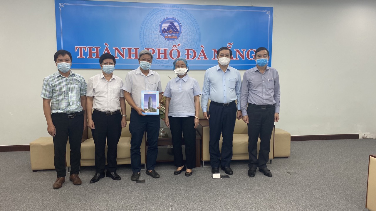 Thứ trưởng Bộ Y tế Nguyễn Trường Sơn tạm biệt Đà Nẵng khi dịch COVID-19 bước đầu được kiểm soát - Ảnh 1. Thứ trưởng Bộ Y tế Nguyễn Trường Sơn tạm biệt Đà Nẵng khi dịch COVID-19 bước đầu được kiểm soát - Ảnh 1.