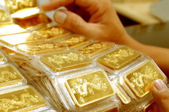 So sánh giá vàng hôm nay 20/8: Tiếp tục lao dốc, có nơi giảm đến 1,3 triệu đồng/lượng
