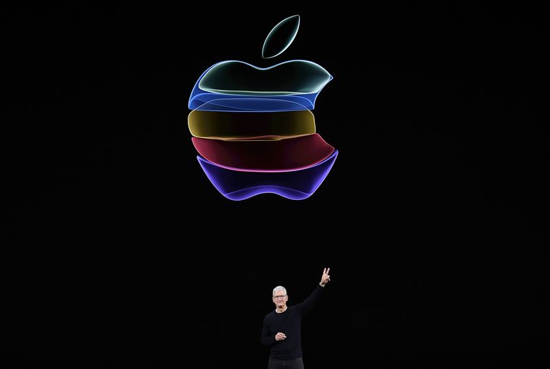 Apple trở thành công ty Mỹ đầu tiên đạt 2.000 tỉ USD vốn hóa - Ảnh 1.