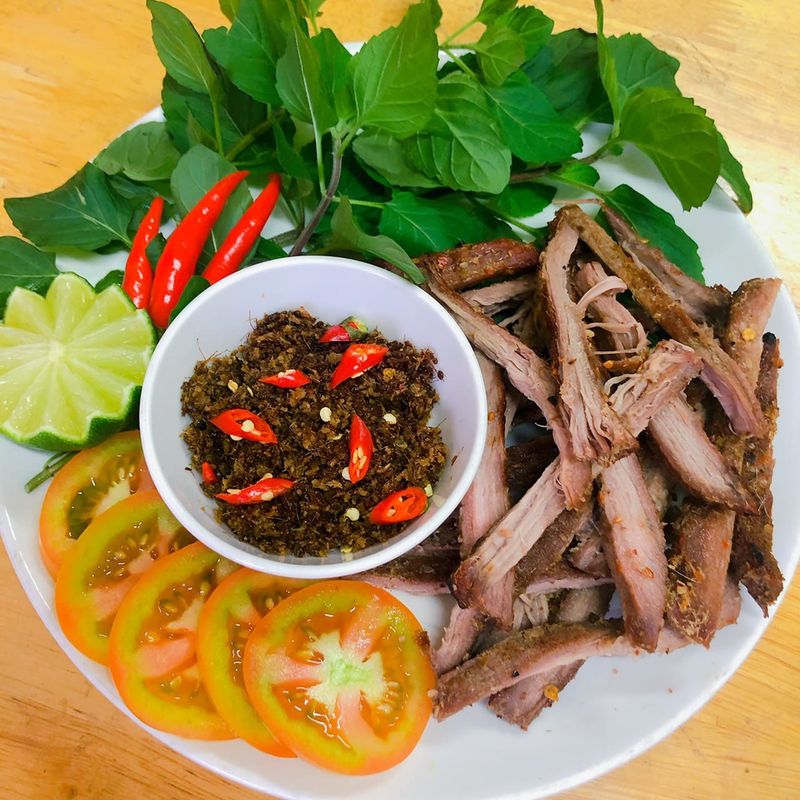 Bò khô chấm muối kiến vàng, hương vị khó quên khi đến thăm phố núi Gia Lai - Ảnh 5. Bò khô chấm muối kiến vàng, hương vị khó quên khi đến thăm phố núi Gia Lai - Ảnh 5.
