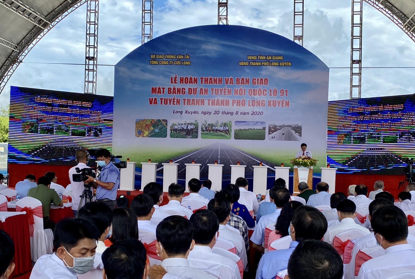 Bàn giao mặt bằng dự án 2.100 tỉ xây dựng tuyến nối Quốc lộ 91 và tuyến tránh thành phố Long Xuyên - Ảnh 1.