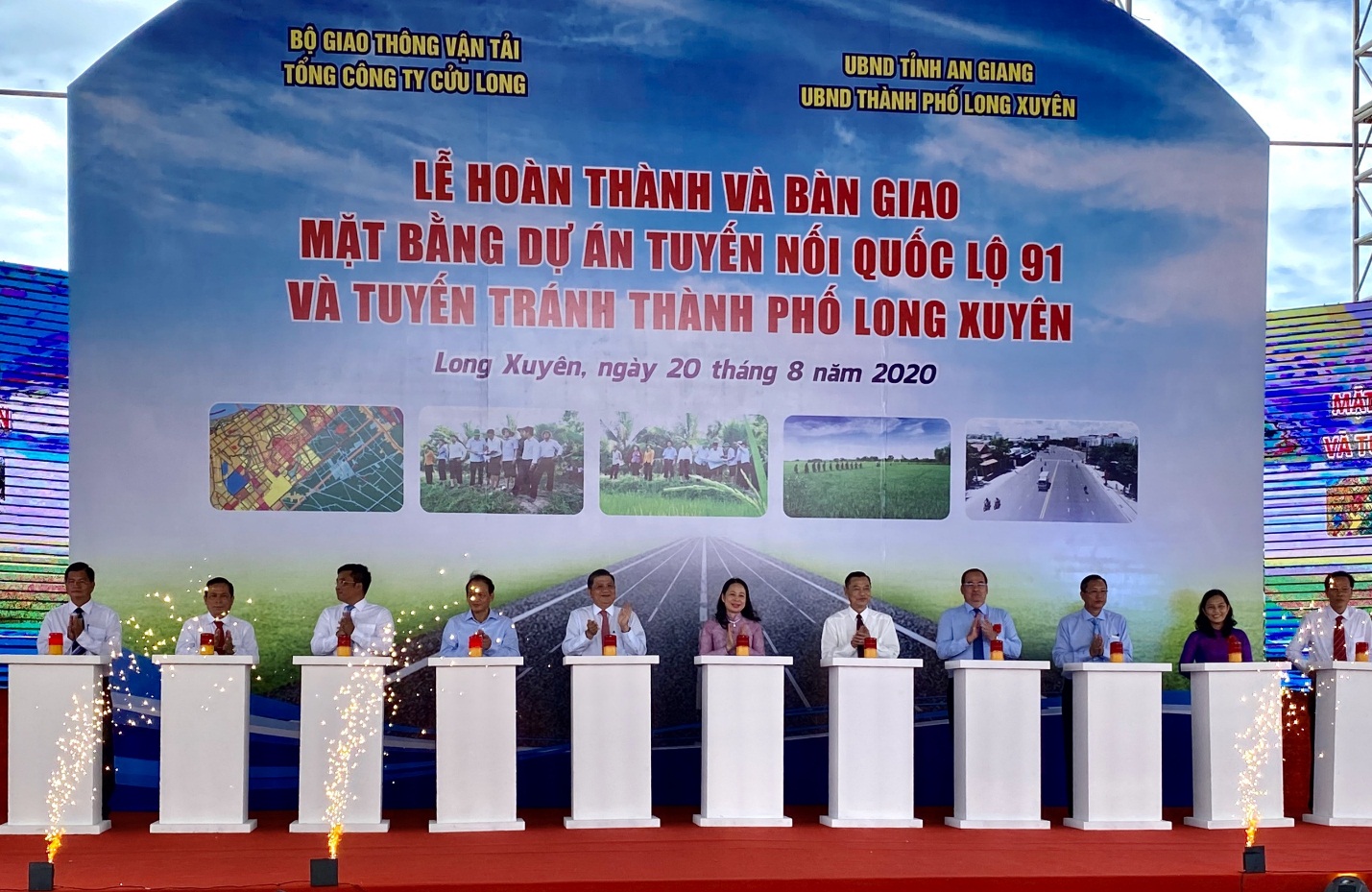 Bàn giao mặt bằng dự án 2.100 tỉ xây dựng tuyến nối Quốc lộ 91 và tuyến tránh thành phố Long Xuyên - Ảnh 2.
