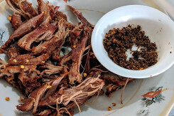 Bò khô chấm muối kiến vàng, hương vị độc đáo chỉ có ở phố núi Gia Lai