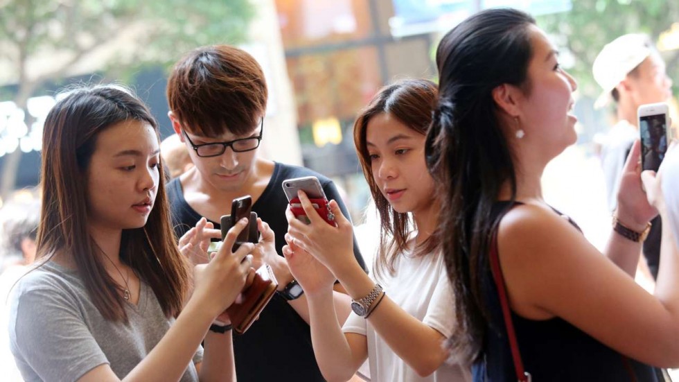 Người dùng smartphone tiêu tiền nhiều hơn vì dịch - Ảnh 1. Người dùng smartphone tiêu tiền nhiều hơn vì dịch - Ảnh 1.