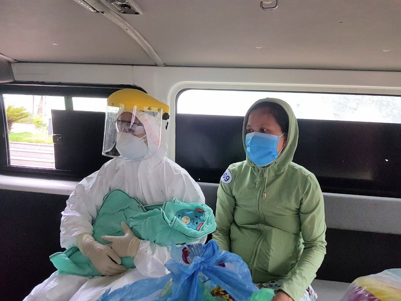 Bệnh nhân số 569 (35 tuổi, phường Hòa Khánh Bắc, quận Liên Chiểu), sản phụ sinh con thành công trong quá trình điều trị COVID-19 vào tối 15/8 cũng được ra viện lần này. (Ảnh: CTV). Bệnh nhân số 569 (35 tuổi, phường Hòa Khánh Bắc, quận Liên Chiểu), sản phụ sinh con thành công trong quá trình điều trị COVID-19 vào tối 15/8 cũng được ra viện lần này. (Ảnh: CTV).