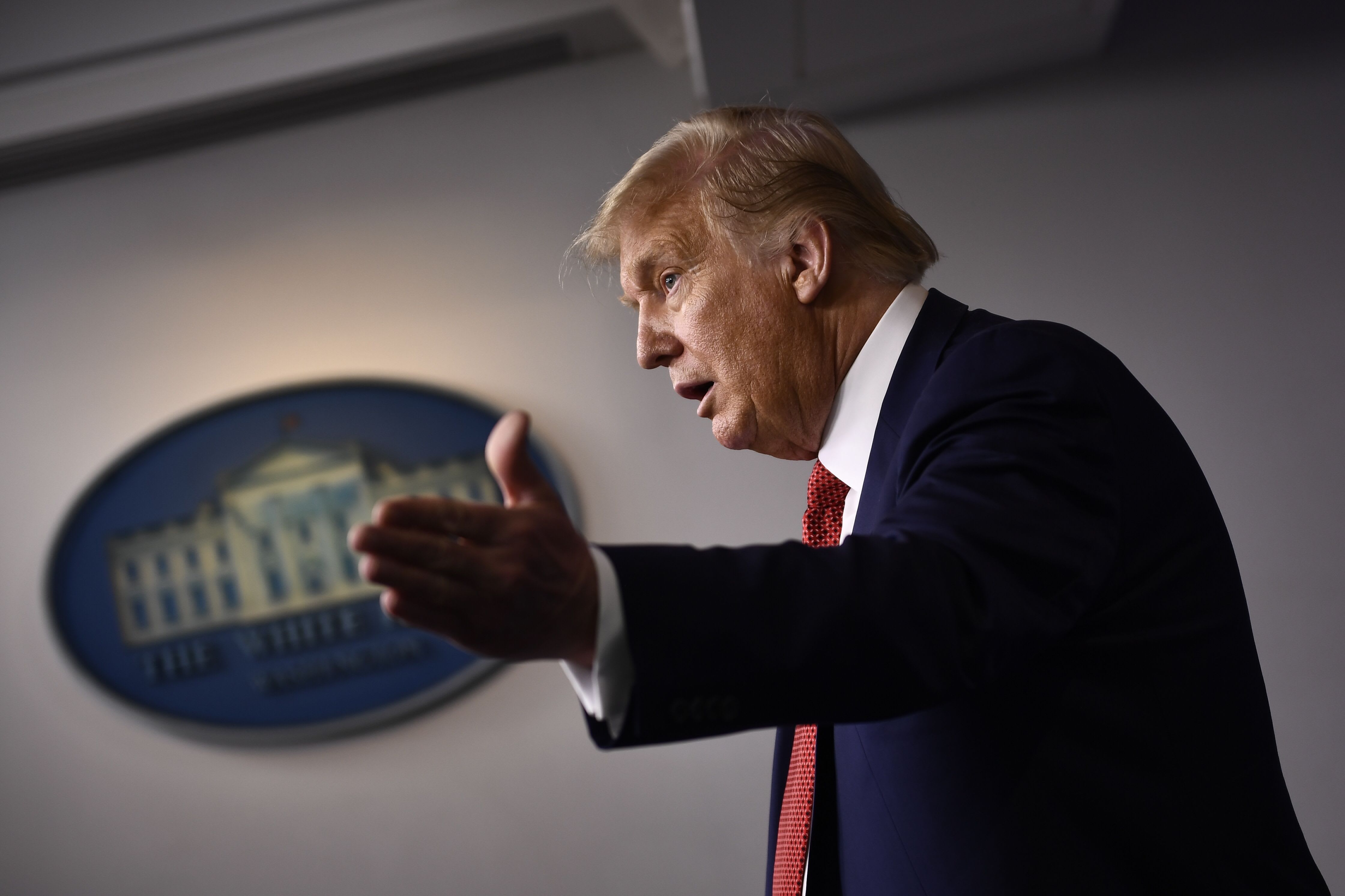 FT: Ông Trump cân nhắc phê duyệt vắc xin COVID-19 do Đại học Oxford phát triển trước ngày bầu cử - Ảnh 1.