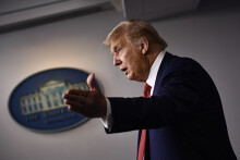 Ông Trump xem xét phê duyệt khẩn cấp vắc xin Covid-19 của Anh trước ngày bầu cử