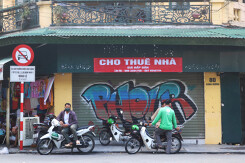 Loạt cửa hàng mặt phố Hà Nội 'cửa đóng, then cài' vì Covid-19