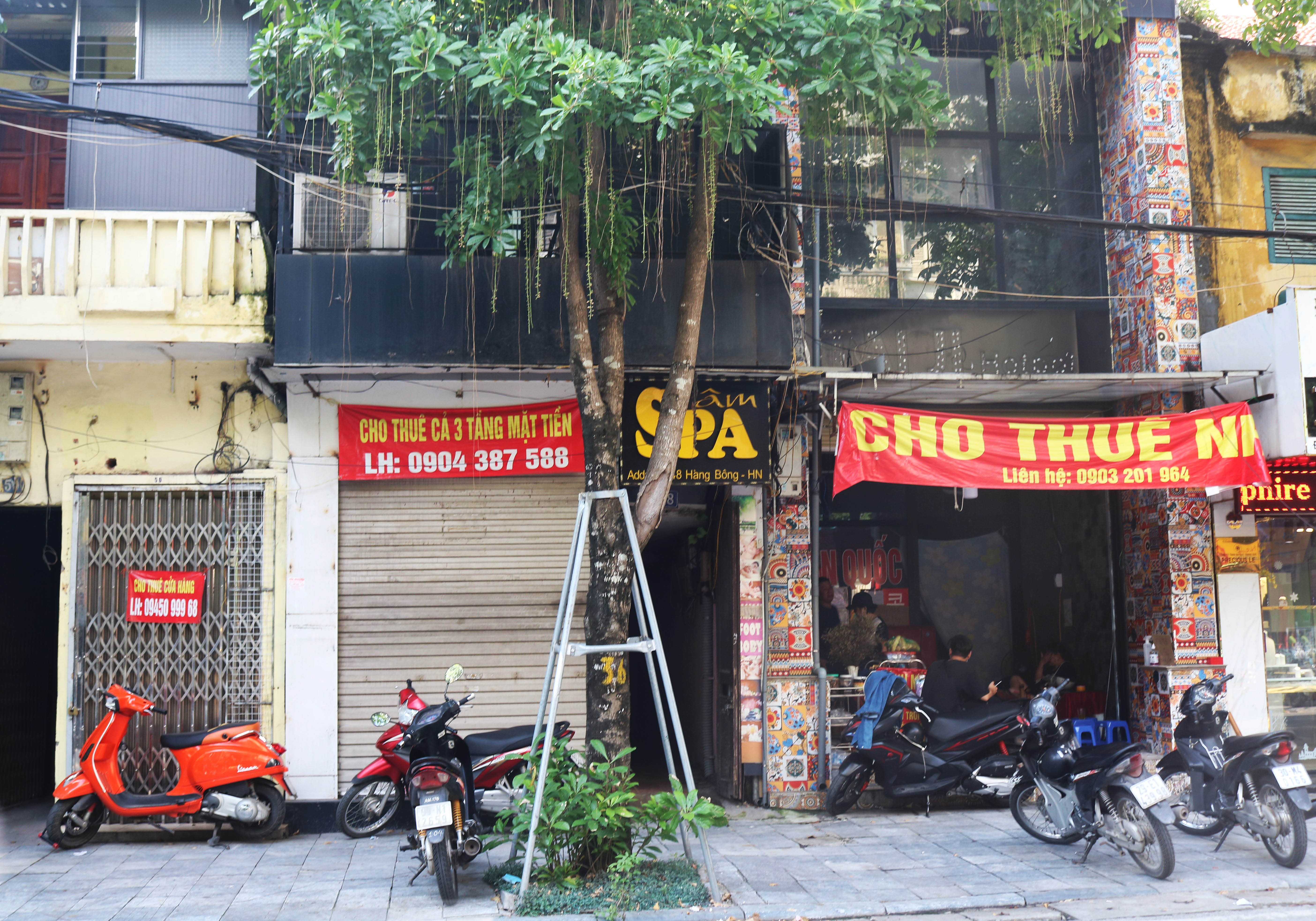 Loạt hàng quán Hà Nội "cửa đóng, then cài" do Covid-19 - Ảnh 3. Loạt hàng quán Hà Nội "cửa đóng, then cài" do Covid-19 - Ảnh 3.
