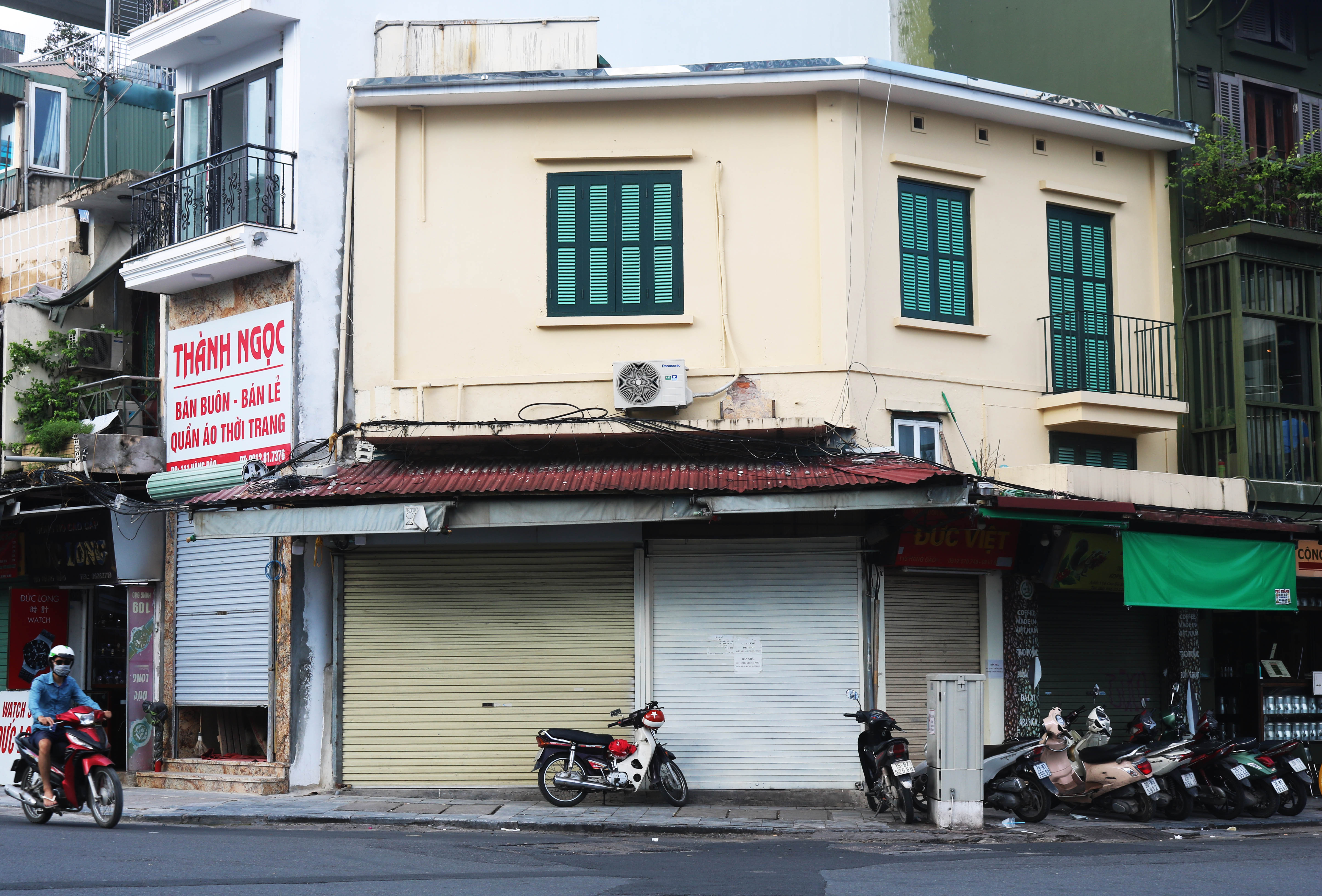 Loạt hàng quán Hà Nội "cửa đóng, then cài" do Covid-19 - Ảnh 6. Loạt hàng quán Hà Nội "cửa đóng, then cài" do Covid-19 - Ảnh 6.