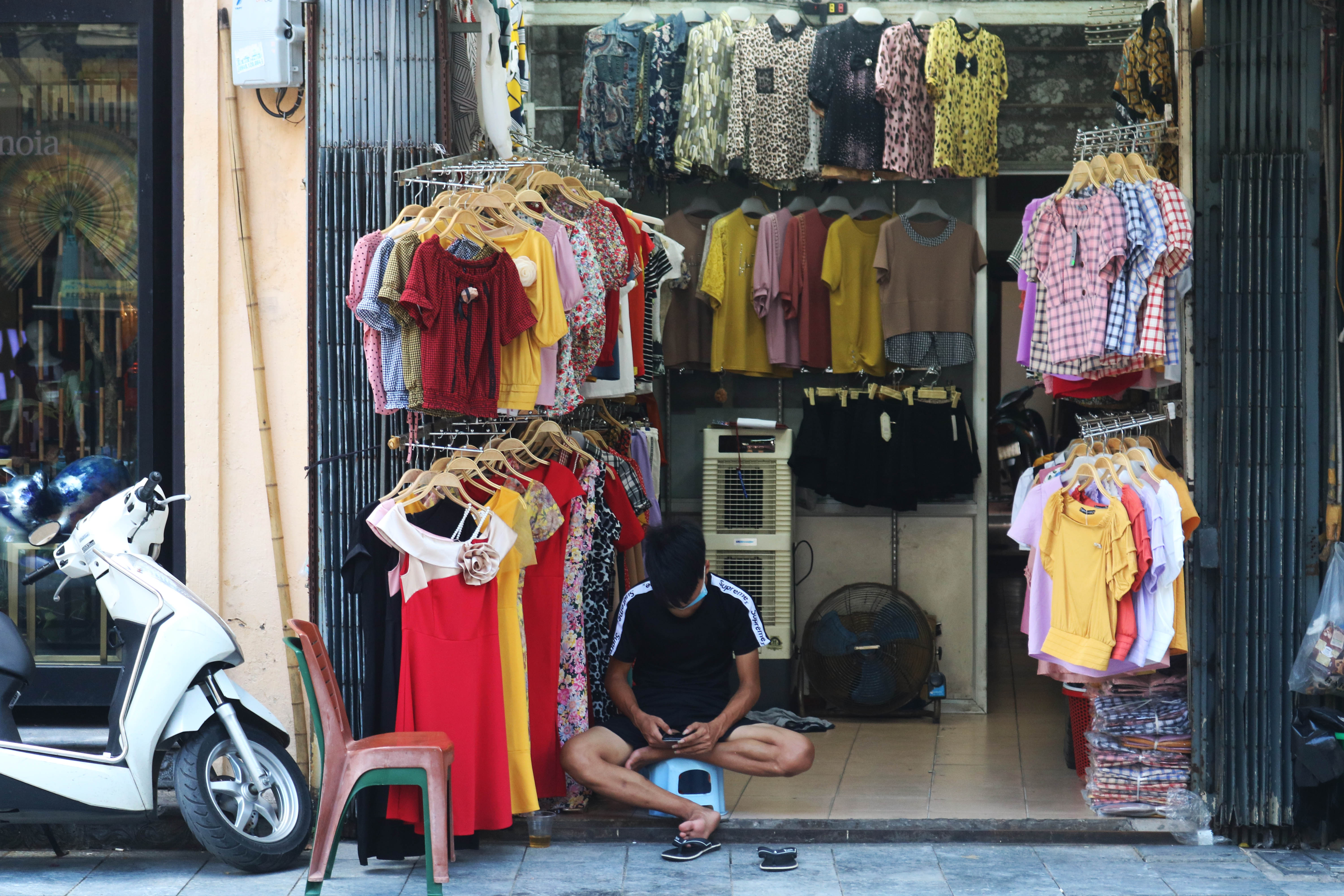 Loạt hàng quán Hà Nội "cửa đóng, then cài" do Covid-19 - Ảnh 8. Loạt hàng quán Hà Nội "cửa đóng, then cài" do Covid-19 - Ảnh 8.