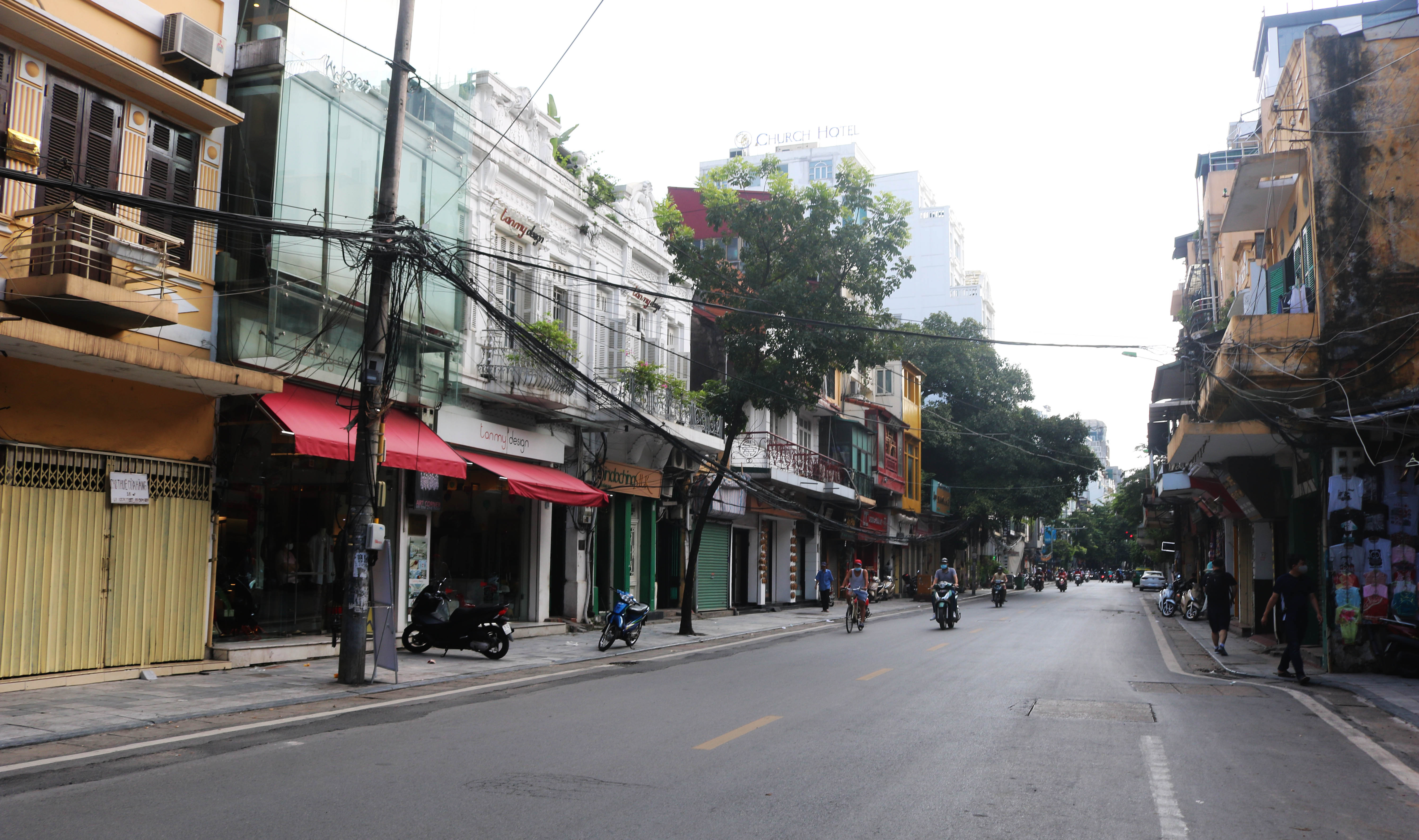Loạt hàng quán Hà Nội "cửa đóng, then cài" do Covid-19 - Ảnh 10. Loạt hàng quán Hà Nội "cửa đóng, then cài" do Covid-19 - Ảnh 10.
