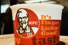 KFC phải bỏ khẩu hiệu 'vị ngon trên từng ngón tay' vì Covid-19