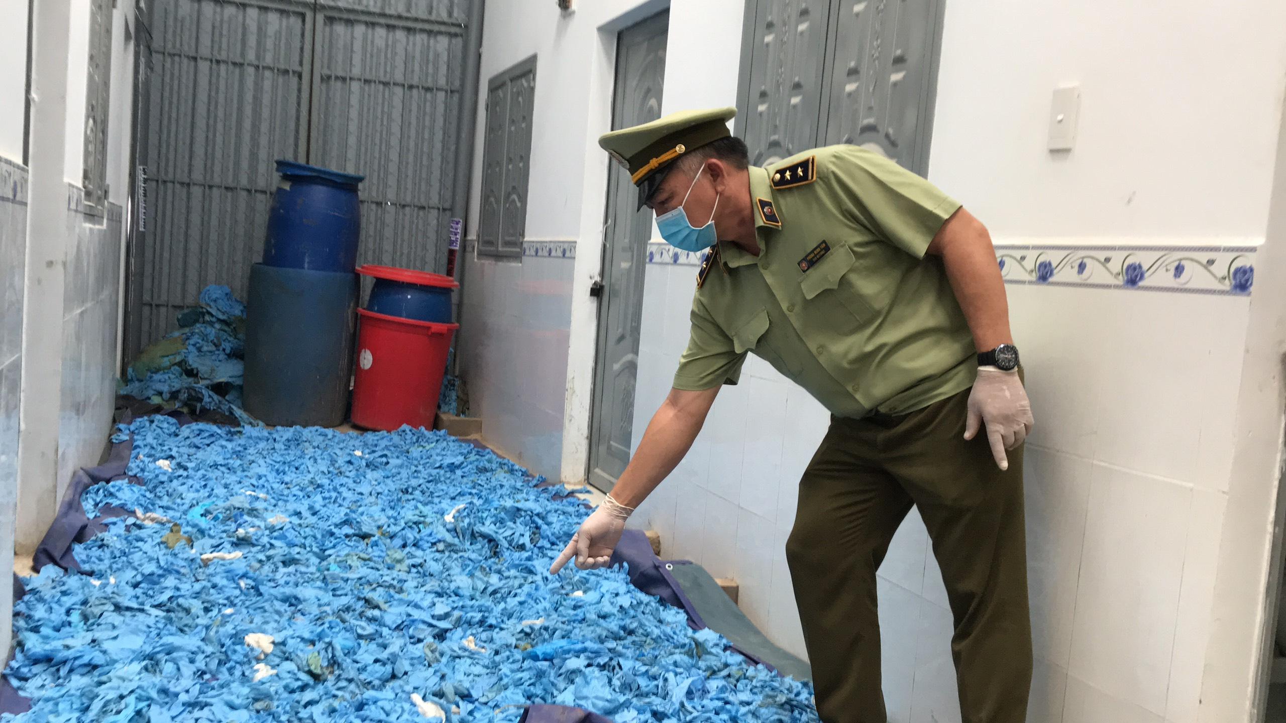 Găng tay và vật phẩm y tế đã qua sử dụng vứt đầy trên nền đất, chuẩn bị xuất bán. (Ảnh: Cục QLTT). Găng tay và vật phẩm y tế đã qua sử dụng vứt đầy trên nền đất, chuẩn bị xuất bán. (Ảnh: Cục QLTT).