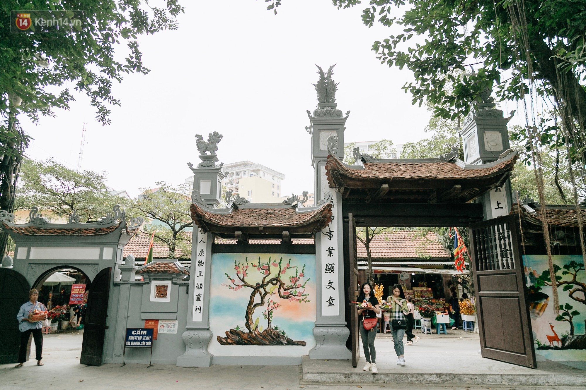 Nhân ngày Thất Tịch, cùng dạo quanh những ngôi chùa cầu duyên nổi tiếng nhất Hà Nội và Sài Gòn - Ảnh 3. Nhân ngày Thất Tịch, cùng dạo quanh những ngôi chùa cầu duyên nổi tiếng nhất Hà Nội và Sài Gòn - Ảnh 3.