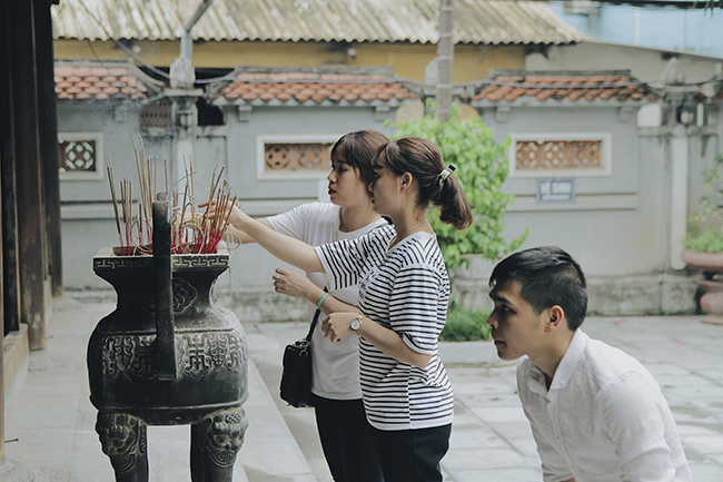 Nhân ngày Thất Tịch, cùng dạo quanh những ngôi chùa cầu duyên nổi tiếng nhất Hà Nội và Sài Gòn - Ảnh 2. Nhân ngày Thất Tịch, cùng dạo quanh những ngôi chùa cầu duyên nổi tiếng nhất Hà Nội và Sài Gòn - Ảnh 2.