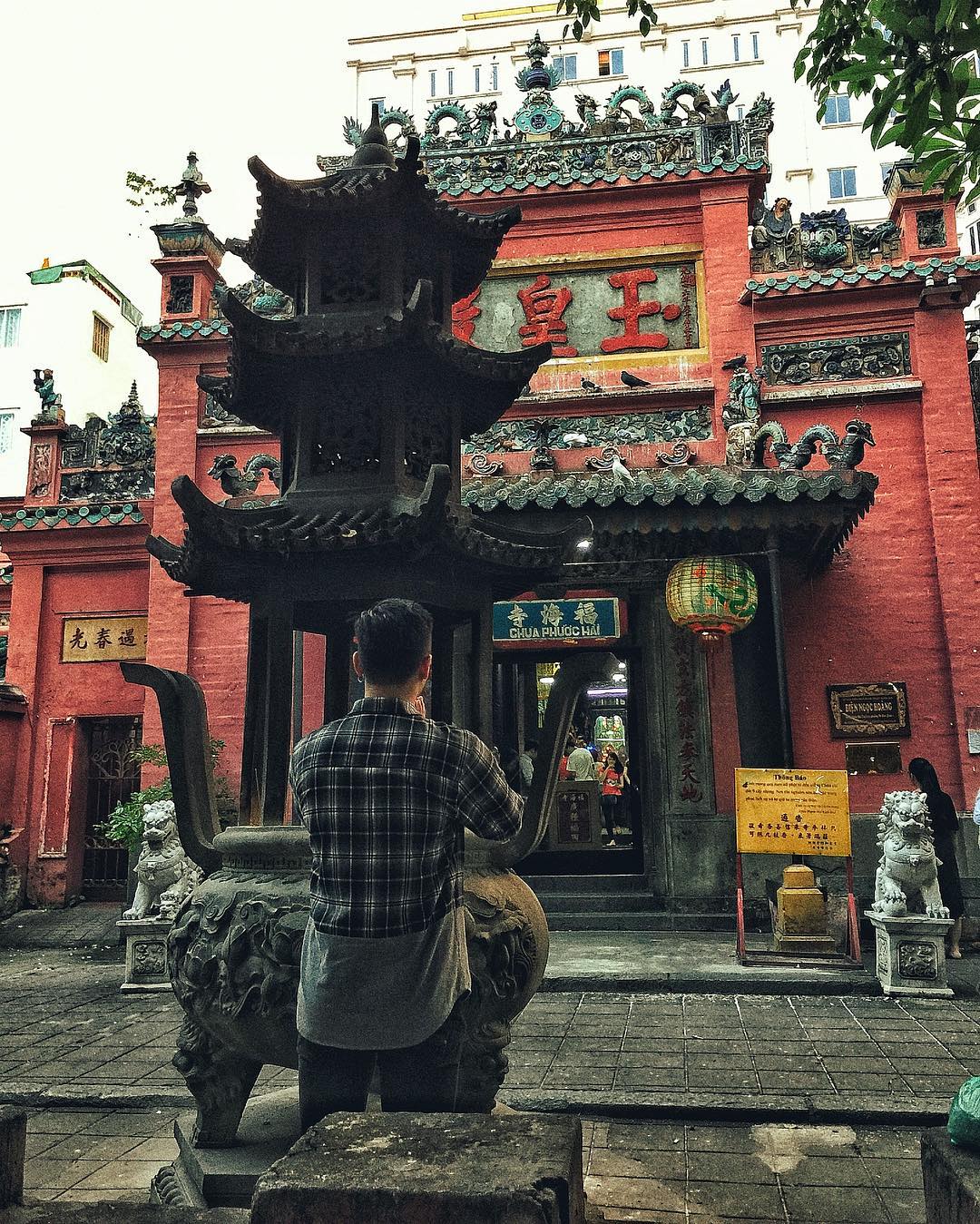 Nhân ngày Thất Tịch, cùng dạo quanh những ngôi chùa cầu duyên nổi tiếng nhất Hà Nội và Sài Gòn - Ảnh 10. Nhân ngày Thất Tịch, cùng dạo quanh những ngôi chùa cầu duyên nổi tiếng nhất Hà Nội và Sài Gòn - Ảnh 10.