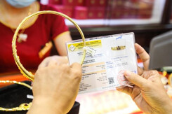 So sánh giá vàng hôm nay 25/8: Giảm liên tục 250.000 đồng/lượng