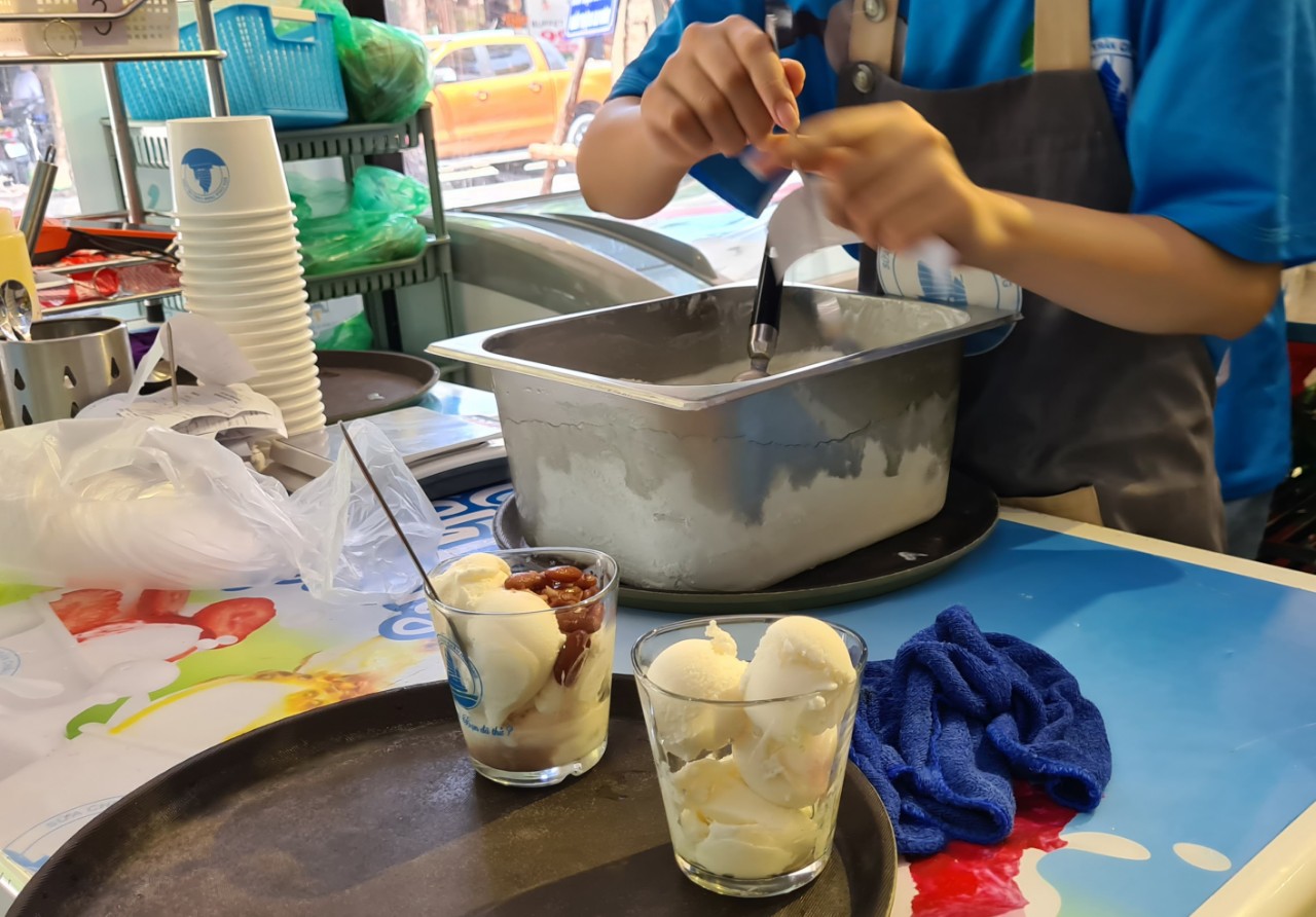 Người Hà Nội rủ nhau ăn các món từ đậu đỏ để cầu may mắn trong ngày Thất Tịch - Ảnh 2.
