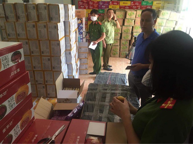 Tạm giữ hơn 10 tấn bánh kẹo, trà sữa pha sẵn không rõ nguồn gốc phục vụ Tết Trung thu - Ảnh 1. Tạm giữ hơn 10 tấn bánh kẹo, trà sữa pha sẵn không rõ nguồn gốc phục vụ Tết Trung thu - Ảnh 1.