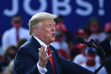 Mỹ chìm trong suy thoái, vì sao cử tri vẫn tin tưởng quyết sách kinh tế của ông Trump?