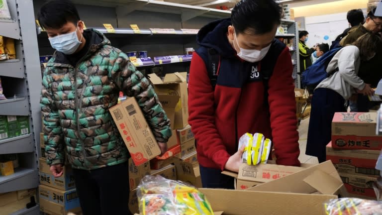 Người Hong Kong mua mì ăn liền vào tháng Giêng sau khi Covid-19 bùng phát. (Ảnh: Reuters). Người Hong Kong mua mì ăn liền vào tháng Giêng sau khi Covid-19 bùng phát. (Ảnh: Reuters).