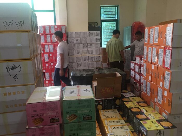Hà Nội: Bắt giữ hàng tấn bánh Trung thu và hộp trà hoa quả uống liền không rõ nguồn gốc - Ảnh 2. Hà Nội: Bắt giữ hàng tấn bánh Trung thu và hộp trà hoa quả uống liền không rõ nguồn gốc - Ảnh 2.